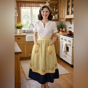 Vintage Yellow Gingham Chicken Embroidered Apron Classic Countryside Cottage